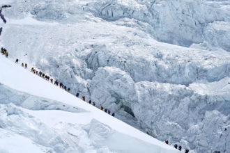 Ngeri-Ngeri Sedap, Ratusan Pendaki Antre di Jalur Maut Everest demi Capai Puncak