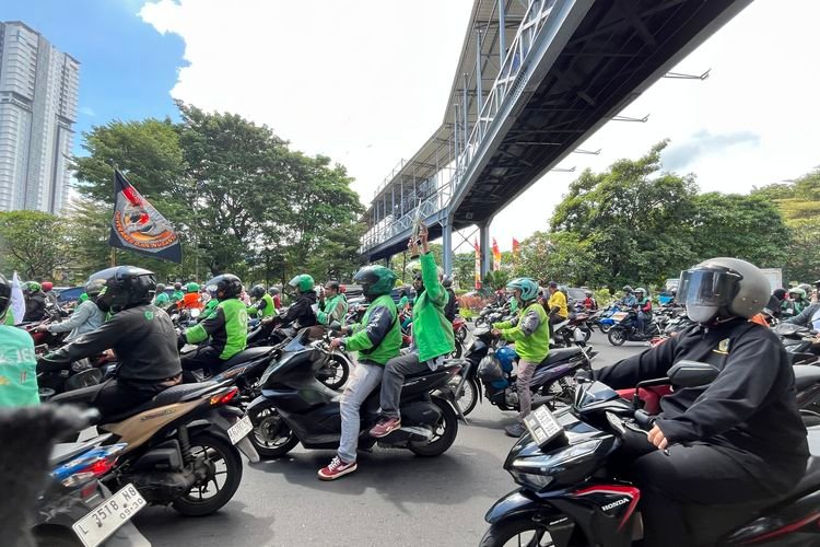 Gojek dan Grab Buka Suara Usai Presiden Prabowo Pangkas Komisi Aplikator, Nyatakan Akan Patuh