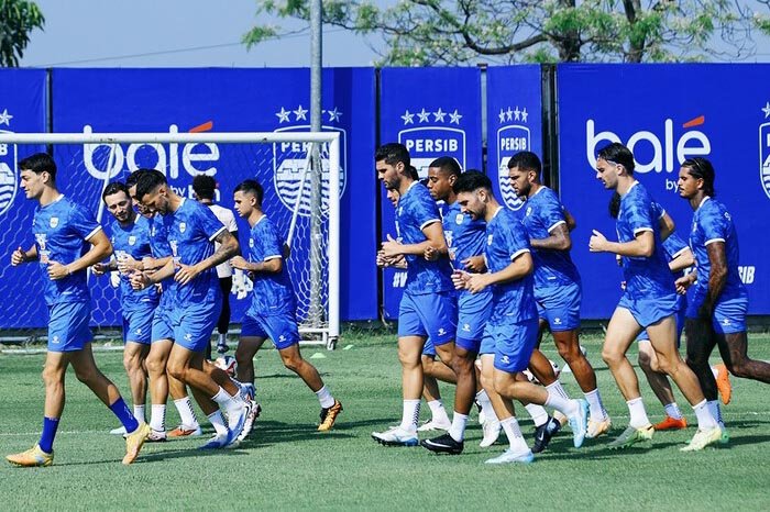 Persib Bandung memburu kemenangan krusial saat menghadapi PSM Makassar di Parepare demi menjaga peluang meraih gelar juara musim ini.