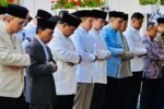 Gaya Bersahaja Presiden Prabowo Salat Idul Adha Bareng WNI di Perancis