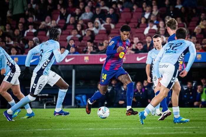 Barcelona siapkan strategi cerdas untuk dapatkan Marcus Rashford dengan harga miring, Manchester United tertekan beban gaji besar.