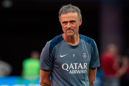 Duel PSG vs Arsenal di final Liga Champions 2025-2026 dipastikan berlangsung sengit tanpa tim favorit, dengan perbedaan taktik tajam dan perjalanan kontras menuju Budapest.
