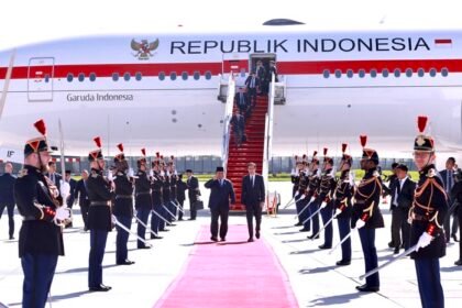 Presiden Prabowo Subianto tiba di Paris untuk menjalani kunjungan kenegaraan yang difokuskan pada penguatan kerja sama pertahanan, energi, investasi, hingga teknologi antara Indonesia dan Prancis.
