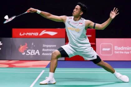 Alwi Farhan tampil luar biasa usai menumbangkan unggulan China, Shi Yu Qi, dan memastikan tiket perempat final Singapore Open 2026.