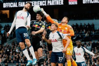 Spurs kembali gagal mengunci kemenangan, tekanan degradasi makin nyata di penghujung musim.