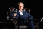 Jose Mourinho dikabarkan telah menandatangani kontrak sebagai pelatih Real Madrid hingga 2029, namun pengumuman resmi masih menunggu hasil pemilihan presiden klub.