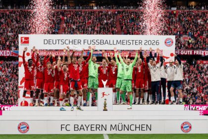Lautan merah memenuhi Marienplatz saat Bayern Munchen merayakan gelar Bundesliga usai musim gemilang.