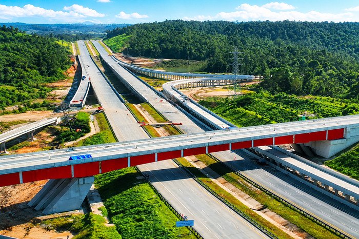 Progres pembangunan Jalan Kawasan Yudikatif IKN melampaui target dan kini tembus 19,35 persen, WIKA percepat proyek dengan teknologi konstruksi modern di tengah tantangan global.