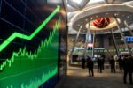 IHSG menguat ke level 6.988 pada pembukaan perdagangan 4 Mei 2026, di tengah sikap hati-hati investor yang memantau data ekonomi global, konflik geopolitik, serta pelebaran defisit APBN Indonesia.