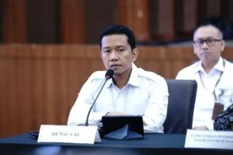 Densus 88 bongkar jaringan propaganda ISIS di Sulteng, delapan anggota JAD ditangkap dalam operasi dini hari.