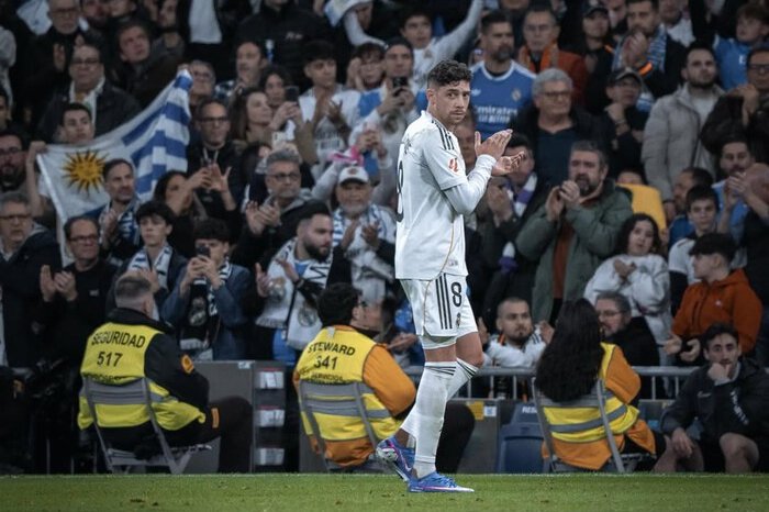 PSG mulai bergerak mengincar Federico Valverde di tengah konflik internal Real Madrid, sementara klub-klub Inggris ikut bersiap dalam perburuan gelandang serbabisa tersebut.