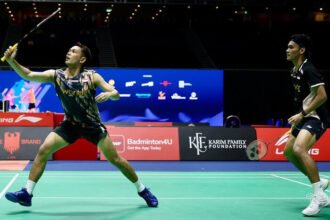 Fajar/Fikri melangkah ke semifinal Singapore Open 2026 usai menumbangkan wakil Malaysia dalam duel tiga gim, siap hadapi lawan berat di semifinal.