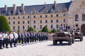Presiden RI Prabowo Subianto mendapat sambutan kenegaraan penuh kehormatan saat tiba di Les Invalides, Paris, sebelum melanjutkan agenda diplomatik bersama Presiden Prancis Emmanuel Macron.