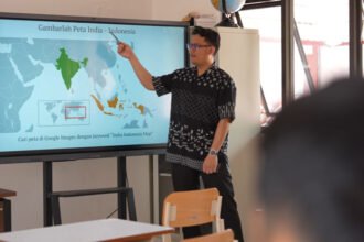 Kisah dari ruang kelas hingga rumah siswa, guru Sekolah Rakyat di Bekasi mengungkap bagaimana negara hadir menjamin pendidikan anak-anak kurang mampu.
