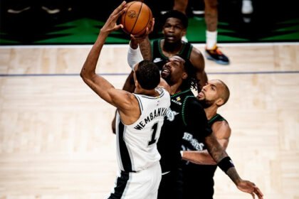 Victor Wembanyama tampil menggila dengan 39 poin saat membawa San Antonio Spurs menundukkan Minnesota Timberwolves 115-108 pada gim ketiga semifinal Wilayah Barat NBA.