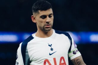 Keputusan Romero pulang ke Argentina saat Spurs butuh justru picu kontroversi besar, legenda klub angkat suara keras.
