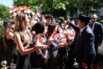 Presiden Prabowo Subianto disambut antusias mahasiswa Indonesia saat tiba di Paris dalam agenda kunjungan kenegaraan ke Prancis.