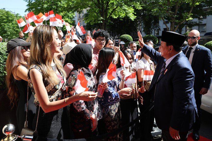 Presiden Prabowo Subianto disambut antusias mahasiswa Indonesia saat tiba di Paris dalam agenda kunjungan kenegaraan ke Prancis.