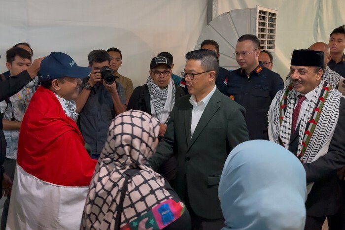 Menlu Sugiono menyambut kepulangan sembilan WNI aktivis Gaza yang sebelumnya ditahan Israel saat menjalankan misi kemanusiaan menuju Palestina, sementara pemerintah Indonesia kembali mengecam tindakan Israel yang dianggap melanggar hukum internasional.