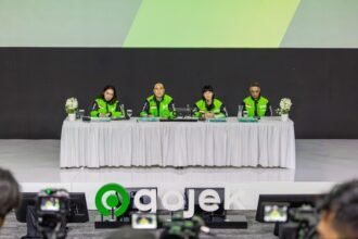 Direktur Utama GoTo Hans Patuwo saat memberikan keterangan pers terkait kebijakan komisi ojol di Jakarta Selatan.