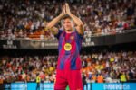Robert Lewandowski mendapat standing ovation dari suporter Barcelona saat menjalani laga kandang terakhirnya di Spotify Camp Nou sebelum resmi meninggalkan klub pada akhir musim 2025/2026.