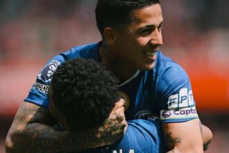 Enzo Fernandez menjadi penyelamat Chelsea setelah gol tendangan bebasnya memastikan The Blues menahan imbang Liverpool di Stadion Anfield.