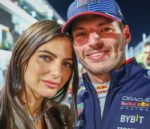 Kelly Piquet tampil memukau dengan outfit putih elegan saat mendukung Max Verstappen di F1 Miami Grand Prix 2026.