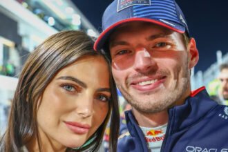 Kelly Piquet tampil memukau dengan outfit putih elegan saat mendukung Max Verstappen di F1 Miami Grand Prix 2026.