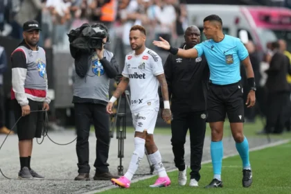 Neymar marah setelah kesalahan substitusi membuatnya keluar lapangan dalam laga krusial Santos vs Coritiba jelang pengumuman skuad Piala Dunia.
