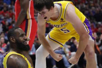 Austin Reaves ungkap rasa hormat mendalam kepada LeBron James usai Lakers singkirkan Rockets di playoff NBA 2026.