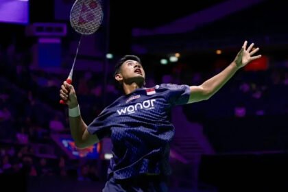 Alwi Farhan terhenti di semifinal Singapore Open 2026 setelah kalah straight game dari Alex Lanier dengan skor 14-21 dan 11-21, sekaligus menjadi bahan evaluasi menuju Indonesia Open 2026.