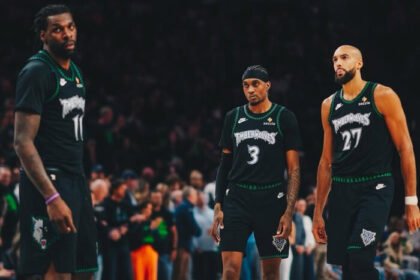 Anthony Edwards tampil eksplosif di kuarter akhir saat Timberwolves menundukkan Spurs dalam laga panas NBA playoff.