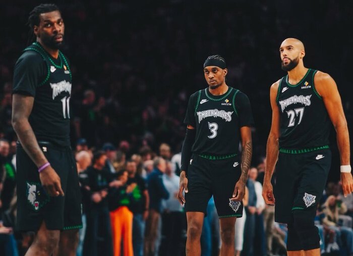 Anthony Edwards tampil eksplosif di kuarter akhir saat Timberwolves menundukkan Spurs dalam laga panas NBA playoff.