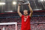 Harry Kane cetak 61 gol musim ini, samai rekor Ronaldo, dan jadi kunci sukses Bayern raih double winner.