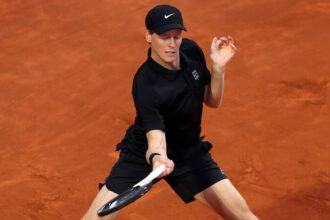 Jannik Sinner tampil luar biasa di Italian Open 2026 setelah menghancurkan Alexei Popyrin dan menyamai rekor kemenangan beruntun Novak Djokovic di ATP Masters 1000.