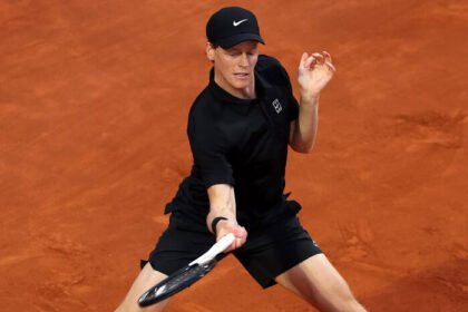 Jannik Sinner tampil luar biasa di Italian Open 2026 setelah menghancurkan Alexei Popyrin dan menyamai rekor kemenangan beruntun Novak Djokovic di ATP Masters 1000.