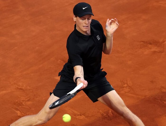 Jannik Sinner tampil luar biasa di Italian Open 2026 setelah menghancurkan Alexei Popyrin dan menyamai rekor kemenangan beruntun Novak Djokovic di ATP Masters 1000.