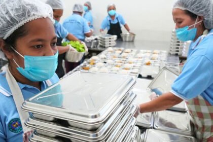 Program Makan Bergizi Gratis (MBG) berhasil menyerap 1,28 juta tenaga kerja dan menggerakkan ribuan UMKM serta pemasok pangan di berbagai daerah Indonesia.