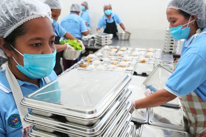 Program Makan Bergizi Gratis (MBG) berhasil menyerap 1,28 juta tenaga kerja dan menggerakkan ribuan UMKM serta pemasok pangan di berbagai daerah Indonesia.