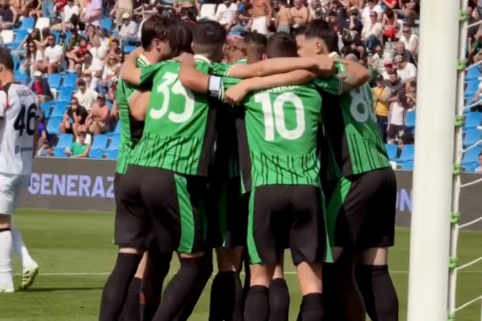 Sassuolo tampil dominan saat mengalahkan AC Milan 2-0 meski sempat kehilangan pemain karena cedera.