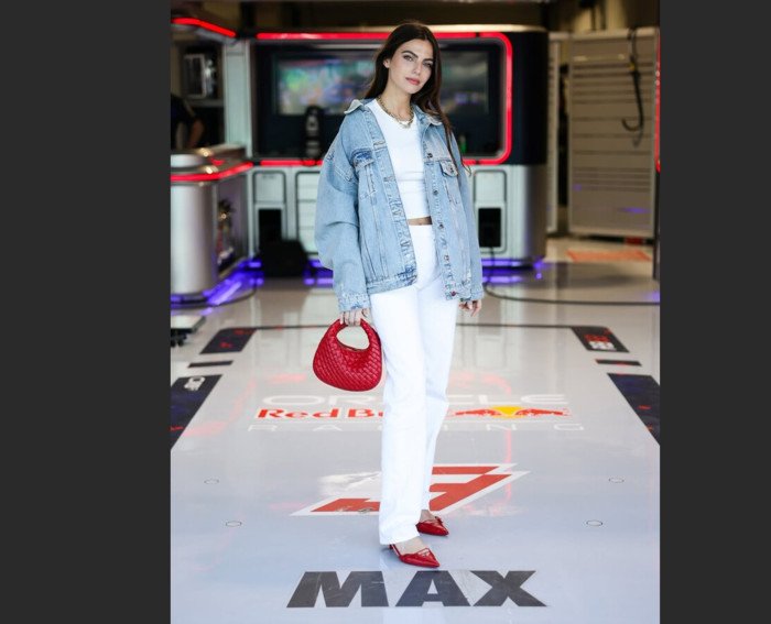 Jadi Sorotan! Gaya Elegan Kelly Piquet di Miami GP Saat Verstappen Tertekan 2 Jadi Sorotan! Gaya Elegan Kelly Piquet di Miami GP Saat Verstappen Tertekan