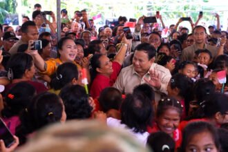 Presiden Prabowo Subianto membaur bersama warga Pulau Miangas sambil menyanyikan lagu daerah dan menegaskan komitmen renovasi sekolah serta puskesmas di wilayah perbatasan Indonesia.
