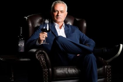 Jose Mourinho kembali dikaitkan dengan Real Madrid di tengah konflik ruang ganti, tekanan finansial, dan masa depan klub yang mulai dipenuhi ketidakpastian besar.