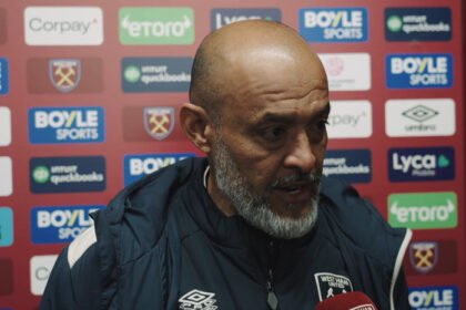 Gol menit akhir dianulir VAR, West Ham gagal curi poin dari Arsenal dan Nuno langsung soroti inkonsistensi aturan set-piece Premier League.
