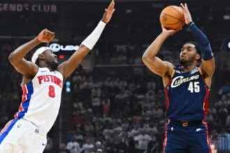 Cleveland Cavaliers mengalahkan Detroit Pistons 112-103 di Game 4 semifinal Wilayah Timur NBA dengan memanfaatkan kondisi lawan yang dilanda cedera dan menyamakan kedudukan seri menjadi 2-2.