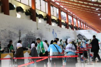 Bandara Soekarno-Hatta masih melayani keberangkatan ribuan jemaah haji terakhir melalui layanan Makkah Route dengan proses imigrasi yang dipercepat.