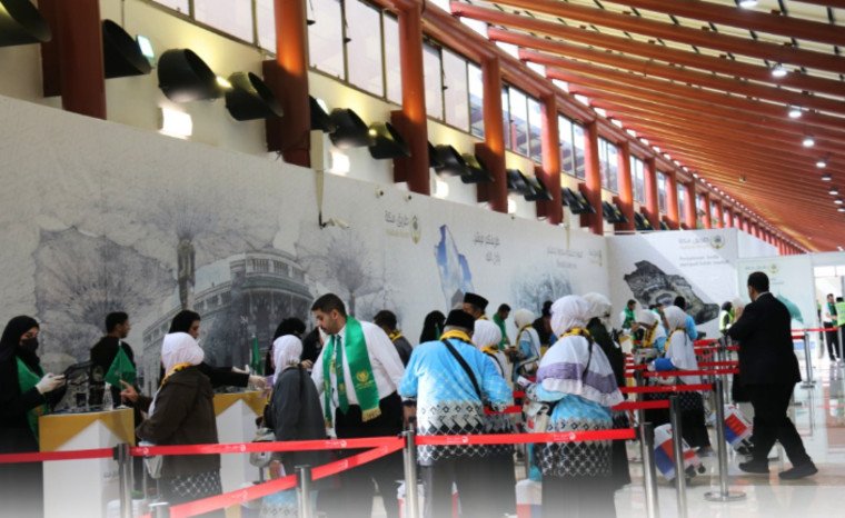 Bandara Soekarno-Hatta masih melayani keberangkatan ribuan jemaah haji terakhir melalui layanan Makkah Route dengan proses imigrasi yang dipercepat.