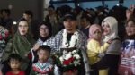 Relawan kemanusiaan Indonesia Asad Aras Muhammad tiba di Bandara Soekarno-Hatta usai menjalani penahanan saat misi solidaritas menuju Gaza dan disambut haru keluarga.
