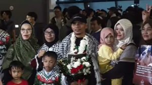 Relawan kemanusiaan Indonesia Asad Aras Muhammad tiba di Bandara Soekarno-Hatta usai menjalani penahanan saat misi solidaritas menuju Gaza dan disambut haru keluarga.