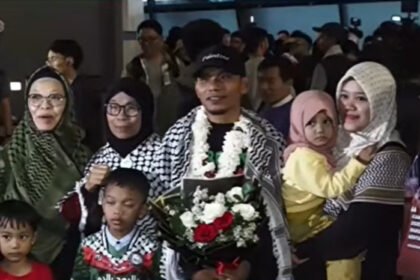 Relawan kemanusiaan Indonesia Asad Aras Muhammad tiba di Bandara Soekarno-Hatta usai menjalani penahanan saat misi solidaritas menuju Gaza dan disambut haru keluarga.